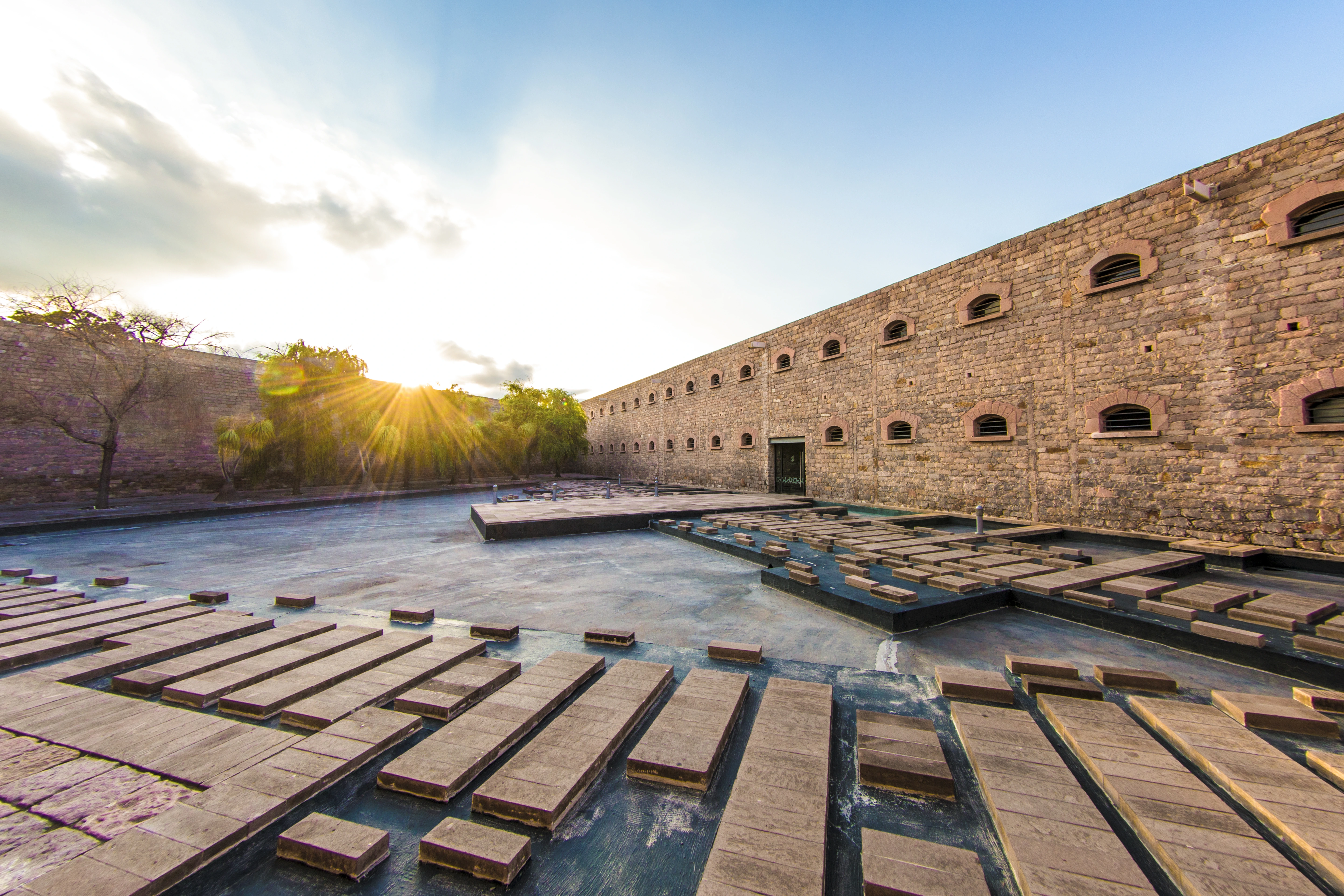 Arquitectura corporativa moderna representando la solidez de Robledo Abogados